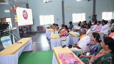 ಬಳ್ಳಾರಿ: ದಮ್ಮೂರು ವೆಂಕಾವಾಧೂತರ ಮಠದ ಸಭಾಂಗಣದಲ್ಲಿ ಪ್ರಧಾನ ಮಂತ್ರಿ ಮೋದಿ ಅವರ, 'ಮನ್ ಕೀ ಬಾತ್' ಕಾರ್ಯಕ್ರಮ ವೀಕ್ಷಿಸಿದ ಬಿಜೆಪಿ ಮುಖಂಡರು