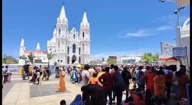 கீழ்வேளூர்: குருத் தோலை ஞாயிறற்றை ஒட்டி வேளாங்கண்ணி பேராலயத்தில் குருத்தோலை பவனி அதிபர் இருதயராஜ் தலைமையில் நடைபெற்றது