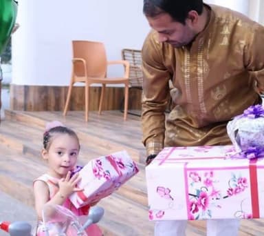 3 साल की हुई तेजस्वी यादव की बेटी कात्यायनी. ढेर सारे गिफ्ट लेकर पहुंचे तेज प्रताप यादव, शेयर कीं तस्वीरें.
#TejPrata...