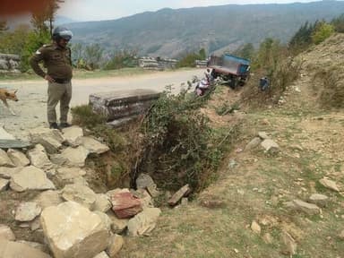 अल्मोड़ा जनपद के देघाट क्षेत्र के चिन्तोली में ट्रैक्टर-ट्रॉली हादसा, दो युवकों की मौत : दो अन्य घायल