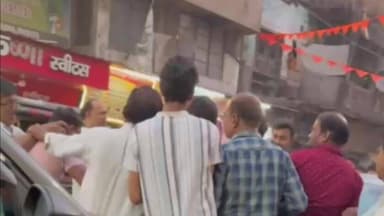 झरिया/जोरापोखर/सिंदरी: बाटा मोड़ में दुकान के बाहर गाड़ी खड़ी करने पर कपड़ा दुकानदार ने गाड़ी चालक को पीटा