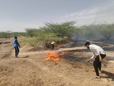 बालेसर क्षेत्र के बावरली के जंगल में भीषण आ*ग,100 बीघा जमीन चपेट की सूचना,बावरली ग्राम पंचायत में वन विभाग की जमीन पर अच...