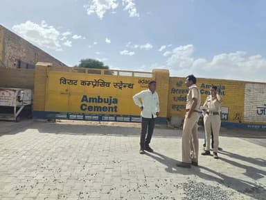 ब्रेकिंग न्यूज़ रायसिंहनगर की बड़ी खबर
बाजूवाला आरा मशीन पर वन विभाग का छापा, खेजड़ी की हरी लकड़ी से भरा ट्रैक्टर जब्त,