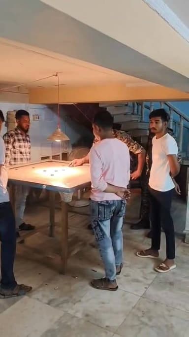 ভোটের ডিউটি করতে এসে ক্যারাম খেলায় মেতে সেনাবাহিনী
কলকাতা: সিউড়িতে (Siuri) তৃণমূলের (TMC) পার্টি অফিসে ঢুকে ক্যারাম খ...