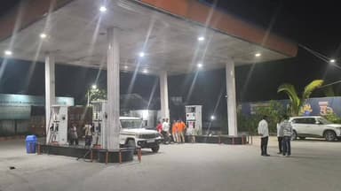 #आजमगढ़ में ना पेट्रोल की कमी ना डीजल की कमी है कभी है लोगों की सोच की जो अफवाहें फैला रहे हैं जनता को भ्रमित कर रहे हैं...