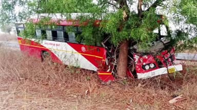 ಹಗರಿಬೊಮ್ಮನಹಳ್ಳಿ: ಪಿಂಜಾರ್ ಹೆಗ್ಡಾಳ್ ಗ್ರಾಮದ ಬಳಿ, ಚಾಲಕನ ನಿಯಂತ್ರಣ ತಪ್ಪಿ ಮರಕ್ಕೆ ಡಿಕ್ಕಿ ಹೊಡೆದ ಬಸ್