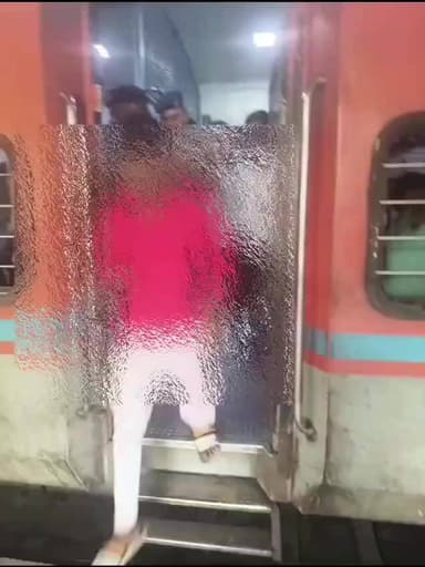 मानव व्यापार!
आगरा में साबरमती जनसाधारण एक्सप्रेस में RPF ने छापा मारा. चेकिंग में 2 मानव तस्कर गिरफ्तार किये गये है.