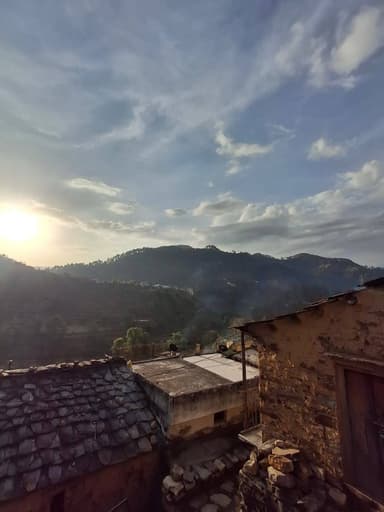 सुबह तो गाँव में ही होती है,
शहर में तो सिर्फ़ दिन निकलता है।
At @phulari.foundation