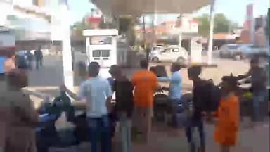 उतरौला: उतरौला पेट्रोल पंपों पर लाइन लगाकर पेट्रोल लेने से मिली निजात, पंप मालिकों का दावा- पर्याप्त मात्रा में है