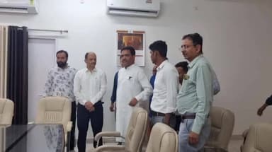 कन्नौज: डीएम दफ्तर में अचानक पहुंचे मंत्री असीम अरुण, कर्मियों में मचा हड़कंप, कई कर्मचारी हुए गायब