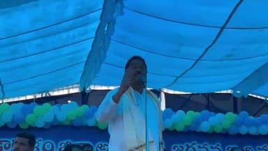 టెక్కలి: జిల్లాలో టిడిపి నాయకులను తరిమి తరిమి కొట్టే రోజు దగ్గర్లో ఉందన్న మాజీ మంత్రి ధర్మాన ప్రసాదరావు