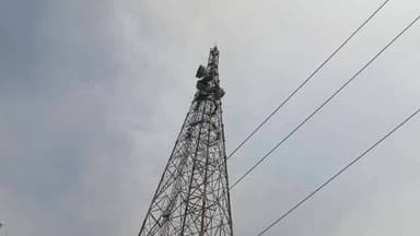 तिलहर: नेशनल हाईवे के किनारे सबसे ऊंचे टावर पर चढ़ा प्रेमी, शादी की जिद पर अड़ा, मौके पर पहुंची भारी पुलिस