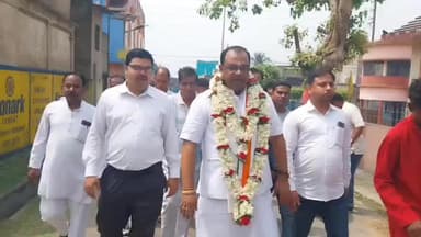 ফরিদপুর দুর্গাপুর: দুর্গাপুর পশ্চিমের কংগ্রেস প্রার্থী তরুণ রায় গোপাল মাঠের রায় পাড়ার দুর্গা মন্দিরে পূজো দিয়ে প্রচার শুরু করলেন