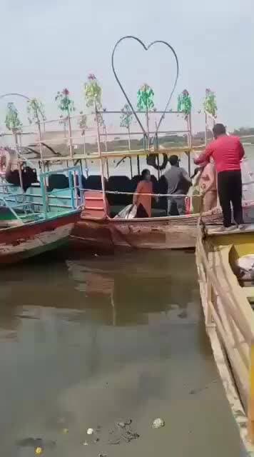 गोकुल में मंदिर के पुजारी ने नाव में की छेड़छाड़, महिलाओं ने कर दी कुटाई।
#gokul #mandir #pujari #woman #badtouch #boat