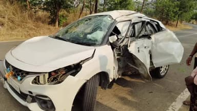 ଦେବଗଡ: ମୋହିନୀପୁର ଛକ ନିକଟରେ ଭାରସାମ୍ୟ ହରାଇ ବଲେନୋ କାର ଦୁର୍ଘଟଣା