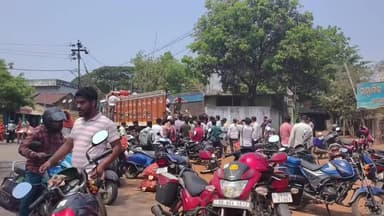 କାମାକ୍ଷାନଗର: କାମାକ୍ଷାନଗରରେ ଆଳୁ ପାଇଁ ରାସ୍ତା ଜାମ ଅଧ ଘଣ୍ଟ।ରେ ବୋହି ନେଲେ ଆଳୁ