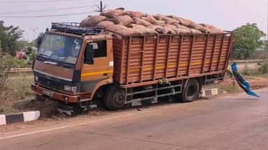 ଜଳେଶ୍ବର: ପିଡିଏସ ବୋଝେଇ ଚାଉଳ ଟ୍ରକ ଦୁର୍ଘଟଣା,ଅଳ୍ପକେ ବର୍ତ୍ତିଲେ ଚାଳକ ଓ ହେଲ୍ପର,ବାଲେଶ୍ଵର ରୁ ଚାଉଳ ନେଇ ସିଂଲା ଥାନା ବାଳିଆପାଟି ଯାଉଥିବା ବେଳେ