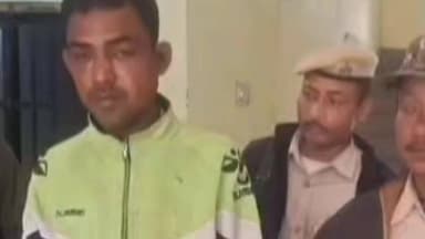 মাটিগাড়া: খড়িবাড়ি থানা এলাকার বাসিন্দা এক নাবালিকাকে একাধিকবার ধর্ষণ করায় ৩মাসের অন্তঃসত্ত্বা নাবালিকা ঘটনায় গ্রেফতার ব্যক্তি