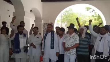 उरई: कलेक्ट्रेट परिसर में ग्रामीणों ने गांव का नाम परिवर्तन को लेकर जताई नाराजगी, जमकर की नारेबाजी