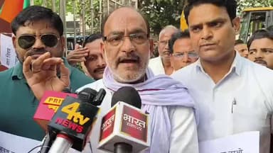 शाहजहांपुर: नगर निगम कार्यालय के पास कांग्रेस कार्यकर्ताओं ने नगर निगम का पुतला फूंका, जिला अध्यक्ष रजनीश गुप्ता ने दी जानकारी