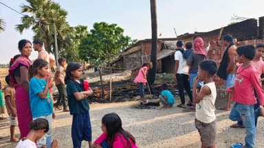 वज़ीरगंज: मीरगपुर में भीषण आग, लाखों की संपत्ति जलकर राख