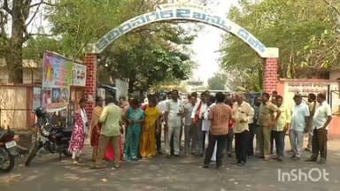 కరీంనగర్: ఆర్టీసీలో ఎలక్ట్రిక్ బస్సు లతో ఆర్టీసీ సంస్థ ప్రశ్నార్ధకంగా మారుందని కరీంనగర్ బస్ డిపో ఎదుట కార్మికుల అర్దనగ్న ప్రదర్శన