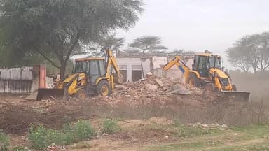 झुंझुनू: बामनवास में रिटायर्ड फौजी की हत्या के आरोपी अकरम के अवैध मकान पर चला बुलडोजर, 5 घंटे बाद खुला हाईवे जाम