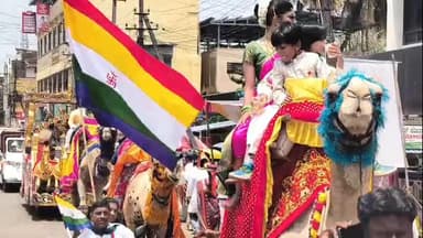 ಧಾರವಾಡ: ಧಾರವಾಡದ ನಗರದಲ್ಲಿ ಮಹಾವೀರರ ವೈಭವ ಸನ್ಮತಿ ಸೇವಾ ಸಮಾಜದಿಂದ ಭಗವಾನ ಮಹಾವೀರ ತೀರ್ಥಂಕರ ಜನ್ಮ ಕಲ್ಯಾಣೋತ್ಸವದ ಮೆರವಣಿಗೆ