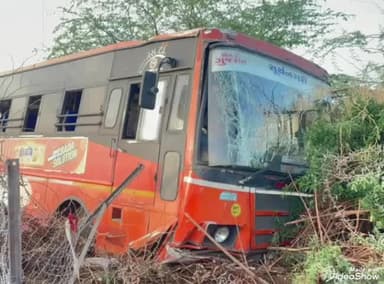 जालौर: सियाणा के पास बस अनियंत्रित होकर पेड़ से टकराई