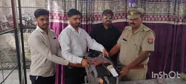 कासगंज: सोरों थाना क्षेत्र में पैसे से भरा युवक का बैग गिरा, पुलिस ने युवक को थाने बुलाकर लौटाया बैग