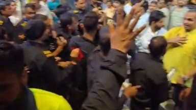 मथुरा: बांके बिहारी मंदिर में श्रद्धालुओं के साथ मारपीट के मामले ने पकड़ा तूल, गोस्वामी महिलाएं पहुंची कोतवाली