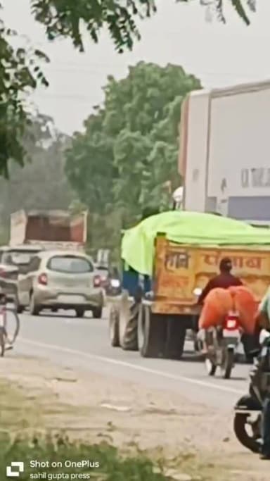 तिलहर कोतवाली क्षेत्र के डिग्री कॉलेज के निकट फर्राटे भरता वालू से लोड ट्रैक्टर ट्रॉली।