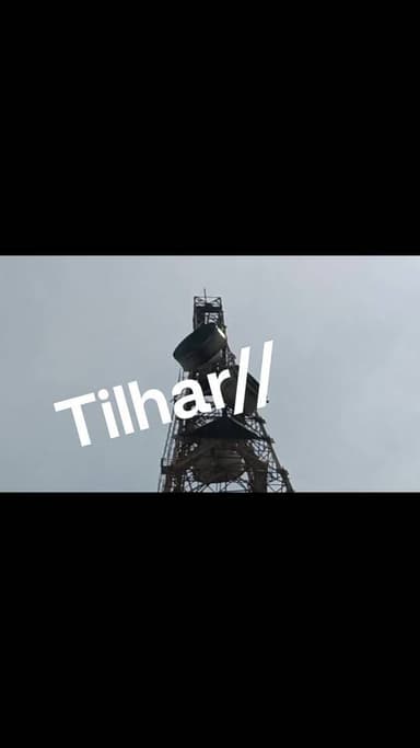तिलहर कोतवाली क्षेत्र के टावर पर युवक चढ़ कर बैठ गया है।
पुलिस और परिवार के लोग उतारने के लिए मना रहे हैं।