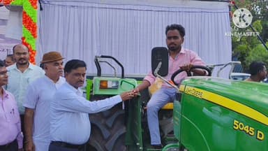 बिलासपुर: कलेक्टर ने ग्राम आमदरा के देवेंद्र को संकल्प से समाधान शिविर में सुपर सीडर की चाबी सौंपी