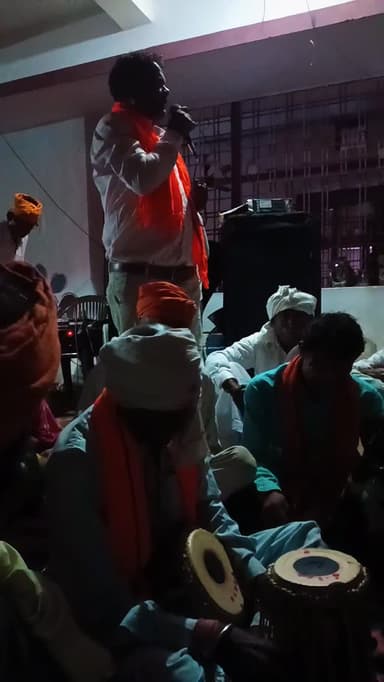 रात्रि भजन सत्संग में रास्ता पाल समाज सेवी दिनेश चंद्र अहारी,