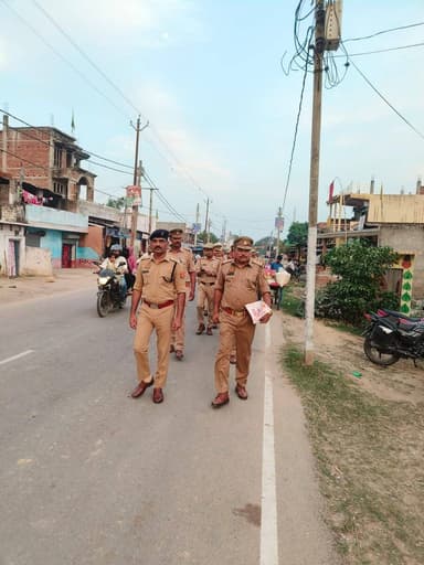 #ASP_Shravasti श्री मुकेश चंद्र उत्तम द्वारा थाना हरदत्तनगर क्षेत्र में पैदल गश्त कर सुरक्षा व्यवस्था का लिया गया जायजाl...
