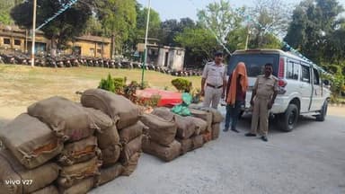 #सोनबरसा थाना अंतर्गत फरछहिया से , 3180 बोतल नेपाली शराब (कुल मात्रा - 954 लीटर ) से लदे स्कार्पियो पकड़ाया।।
वाहन चालक ...