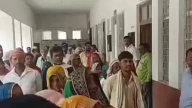 मड़िहान: मड़िहान तहसील परिसर में रैकरी गांव के 300 ग्रामीणों ने लेखपाल को बनाया बंधक, लेखपाल ने एसडीएम न्यायालय में भागकर बचाई जान