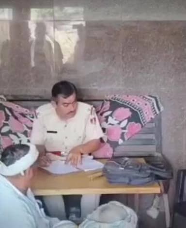 डूंगरपुर: डूंगरपुर के कोतवाली थाना क्षेत्र के नवाडेरा में एक किराए के कमरे में 17 वर्षीय नाबालिग का शव फंदे पर लटका मिला