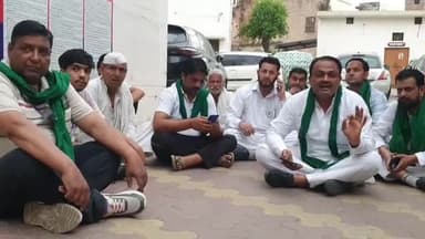 मुज़फ्फरनगर: भुवनेश्वर में राकेश टिकैत की गिरफ्तारी पर मुजफ्फरनगर में भड़का गुस्सा, रिहाई को लेकर सड़कों पर उतरी भाकियू