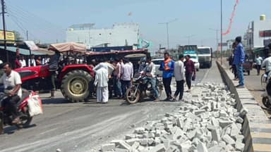 तिरोडा: बिरसी मुख्य चौकात विटा वाहून नेणाऱ्या ट्रॅक्टरचा अपघात; सुदैवाने जीवित हानी नाही