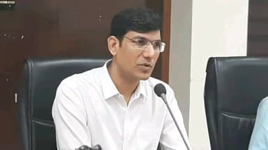 मुरैना नगर: मुरैना में कलेक्टर सख्त, मिठाई दुकानों पर छापा, अवैध गैस सिलेंडर पकड़े, एसडीएम की कार्रवाई