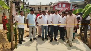 ವಿರಾಜಪೇಟೆ: ಪಟ್ಟಣದ ಸುಭಾಶ್ ನಗರ ಮತ್ತು ಸೆಲ್ವ ನಗರದಲ್ಲಿ ನೂತನ 9 ಕಾಂಕ್ರೀಟ್ ರಸ್ತೆಗಳ ಉದ್ಘಾಟಿಸಿದ ಶಾಸಕ ಪೊನ್ನಣ್ಣ