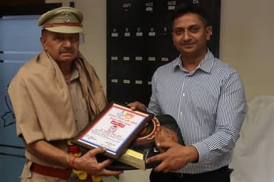 29वीं बटालियन में सम्मान और विदाई का गरिमामयी आयोजन
29वीं बटालियन के प्रशासनिक भवन में आज पदक अलंकरण समारोह एवं विदाई ...