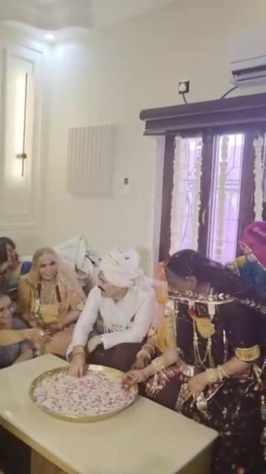 IPS अंशिका वर्मा की आईपीएस के के विश्नोई के साथ शादी हो गई।अंगूठी खोजने की रस्म में अंशिका वर्मा जीत गई।
आप दोनों को शाद...