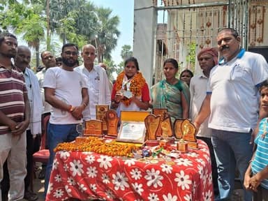 #नालंदा (रहूई )गोल्ड मेडल जीतकर गांव लौटी नेहा कुमारी का भव्य स्वागत, ढोल-नगाड़ों के साथ ग्रामीणों ने किया सम्मान
नालंद...