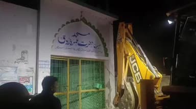 लहरपुर: लहरपुर में कब्रिस्तान की जमीन पर बनी मस्जिद को ध्वस्त किया गया, पिलर तोड़ने में प्रशासन को करनी पड़ी कड़ी मशक्कत