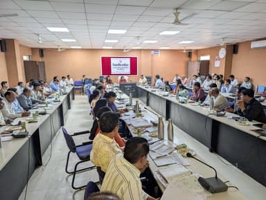 लोक स्वास्थ्य यांत्रिकी विभाग मंत्री एवं जिले की प्रभारी मंत्री श्रीमती संपतिया उइके ने कलेक्ट्रेट सभाकक्ष में विभागीय य...