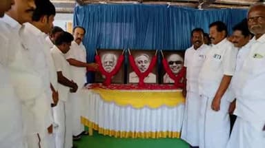 காரியாபட்டி: கலப்படியே துவங்குவதற்கு முன்பு தலைவர்களின் படத்திற்கு மரியாதை செலுத்திய நிதித்துறை அமைச்சர்