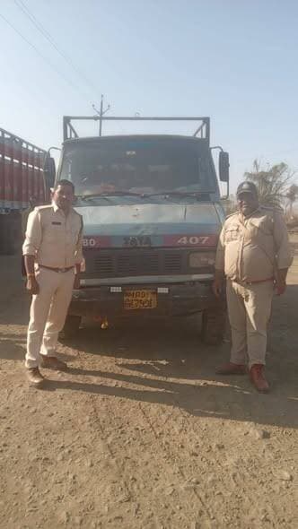 #वन_मंडल_धार की कार्यवाही: बगडी फाटे मार्ग के पास अवैध खेर की लकड़ी से भरा वाहन (MP 09 GF 7906) जप्त। 🪵🚚
तस्करों के पास ...